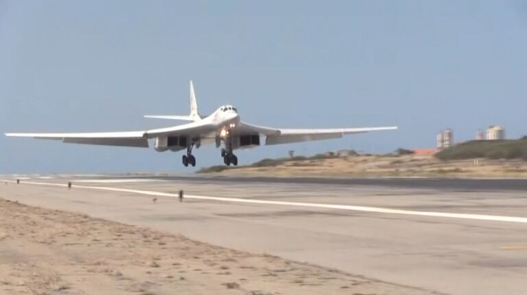 Российские Ту-160 в Венесуэле: приземление и встреча экипажей в аэропорту
