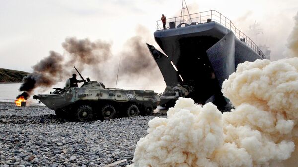 Бронетранспортеры с морскими пехотинцами выходят на берег мыса Клерка залива Петра Великого
