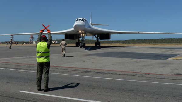 Российский стратегический бомбардировщик Ту-160 после посадки в международном аэропорту Майкетия к северу от Каракаса