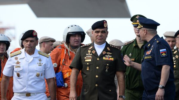 Министр обороны Венесуэлы Владимир Падрино Лопес во время встречи российских стратегических бомбардировщиков Ту-160 в международном аэропорту Майкетия