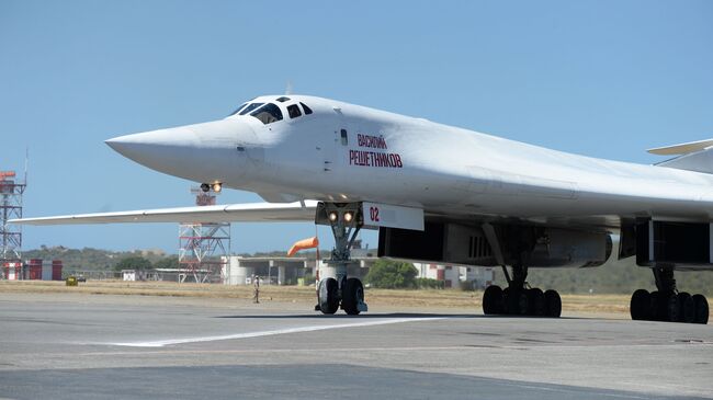 Российский стратегический бомбардировщик Ту-160 после посадки в международном аэропорту Майкетия к северу от Каракаса