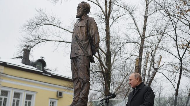 Владимир Путин на церемонии открытия памятника писателю Александру Солженицыну. 11 декабря 2018