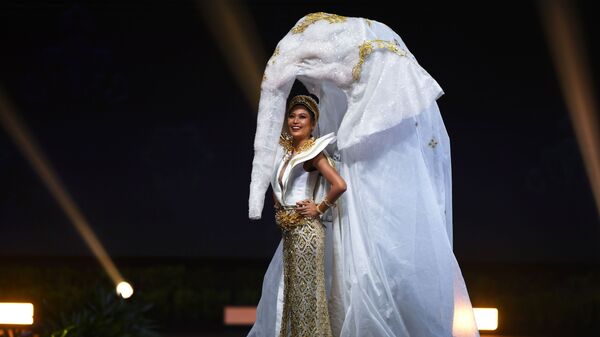 Показ национальных костюмов на конкурсе Мисс Вселенная 2018