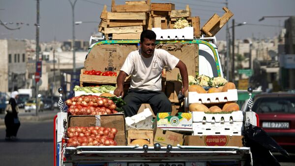 Продавец овощей и фруктов на рынке в Иордании