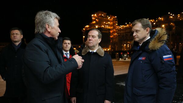Председатель правительства РФ Дмитрий Медведев во время посещения завода Ямал СПГ