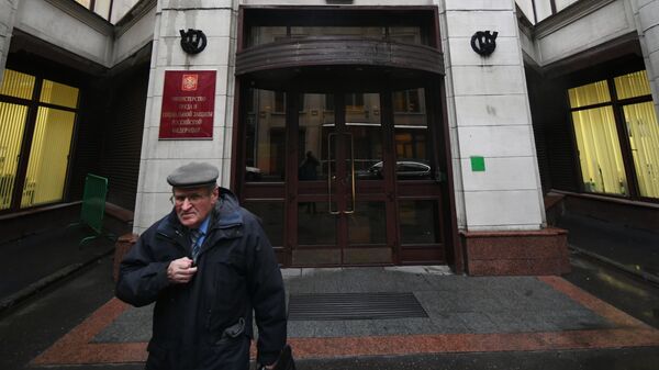Мужчина выходит из здания Министерства труда и социальной защиты Российской Федерации в Москве. 11 декабря 2018