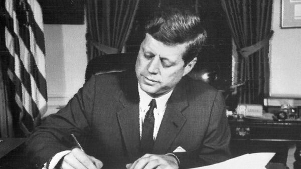 Президент США Джон Кеннеди подписывает приказ о морской блокаде Кубы во время Кубинского ракетного кризиса. 24 октября 1962 года 