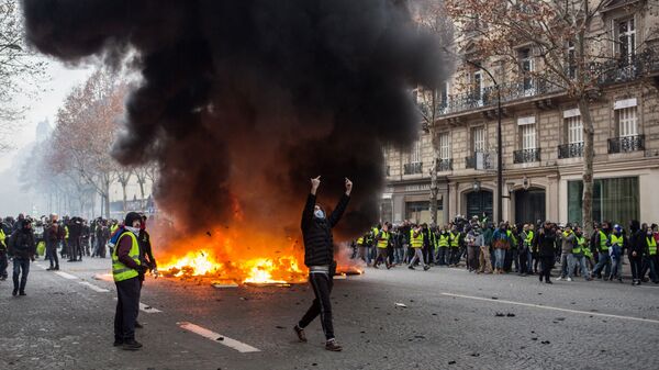Участники акции протеста движения автомобилистов желтые жилеты в районе Триумфальной арки в Париже