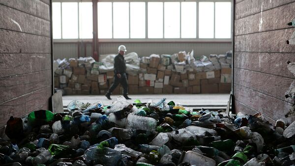 Сортировка мусора на мусороперерабатывающем заводе