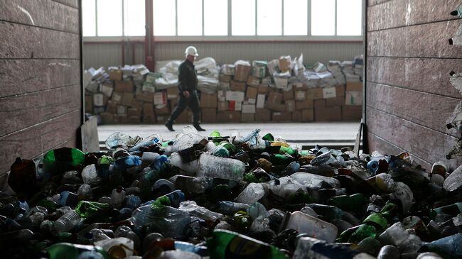 Сортировка мусора на мусороперерабатывающем заводе. Архивное фото