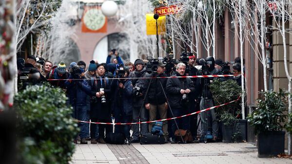 Журналисты на месте стрельбы на Рождественской ярмарке в Страсбурге