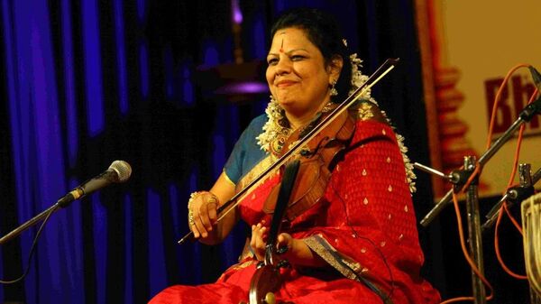 Известная индийская скрипачка М. Нармадхи