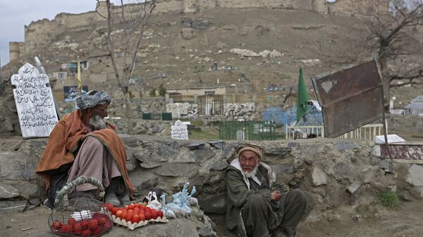 Местные жители занимаются мелкой торговлей возле одного из кладбищ в Афганистане