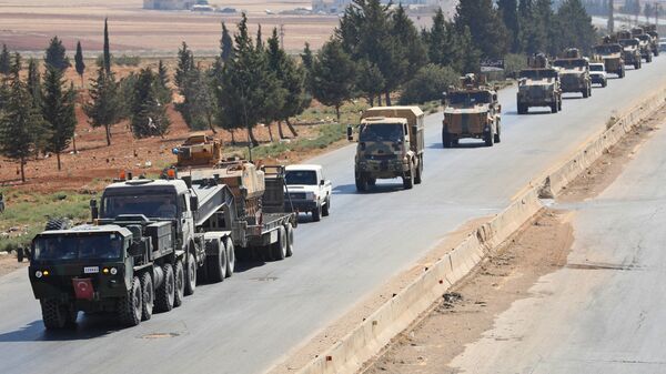 Колонна турецкой военной техники между Дамаском и Алеппо в провинции Идлиб, Сирия