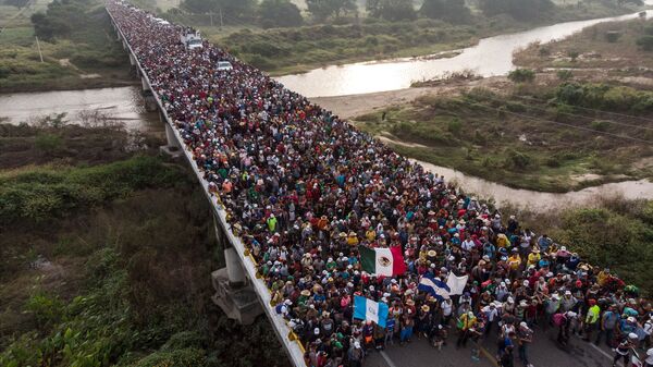 Мигранты из Гондураса, направляющиеся к границе США, на дороге в Южной Мексике