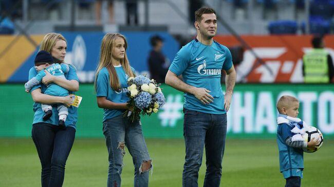 Игрок ФК Зенит Александр Кержаков с супругой и детьми во время чествования  в связи с завершением карьеры 