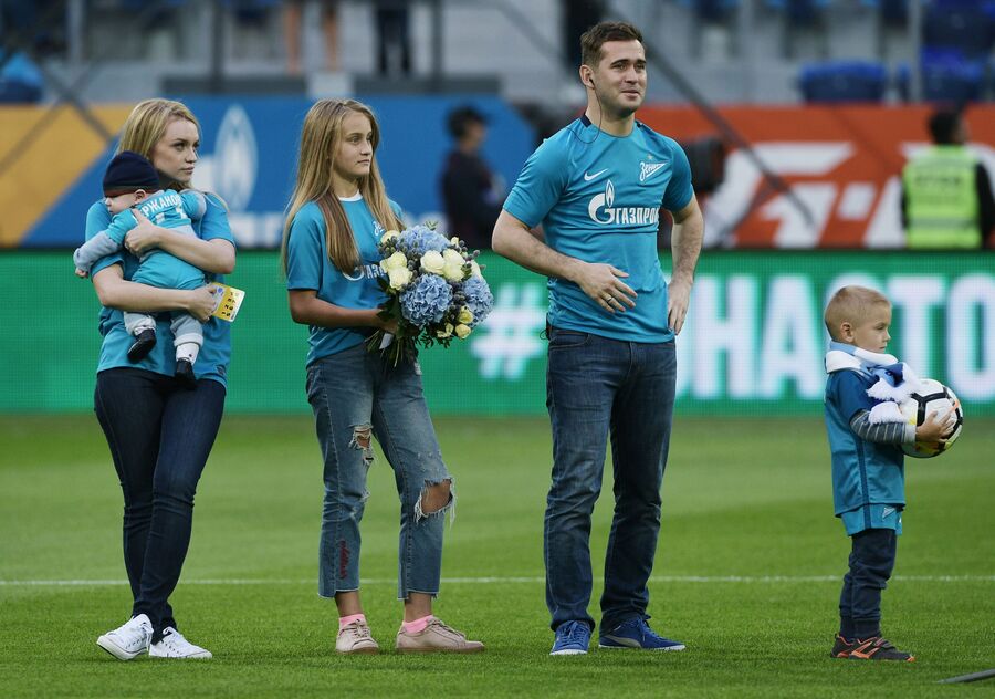 Игрок ФК Зенит Александр Кержаков с супругой и детьми во время чествования  в связи с завершением карьеры 