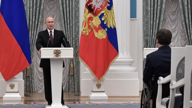 Владимир Путин выступает на церемонии вручения Государственных премий за выдающиеся достижения в правозащитной и благотворительной деятельности.