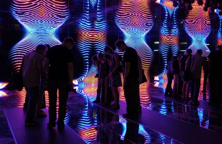 Посетители в центре современного искусства Медиа Арт Абрау на территории Русского Винного Дома Абрау-Дюрсо в Краснодарском крае