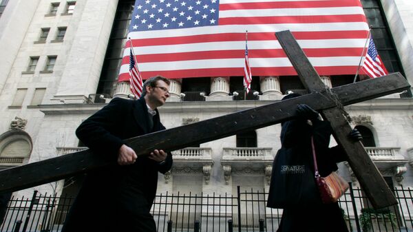 Крест у здания Нью-Йоркской фондовой биржи