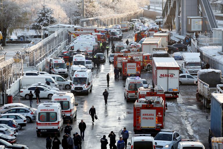 На месте крушения высокоскоростного поезда в Анкаре, Турция