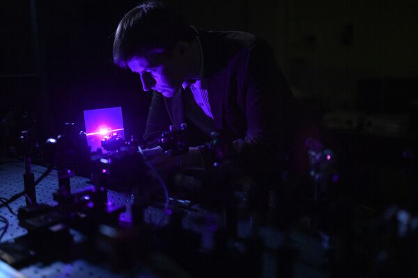 Удвоение частоты лазерного излучения в двумерном нелинейном фотонном кристалле