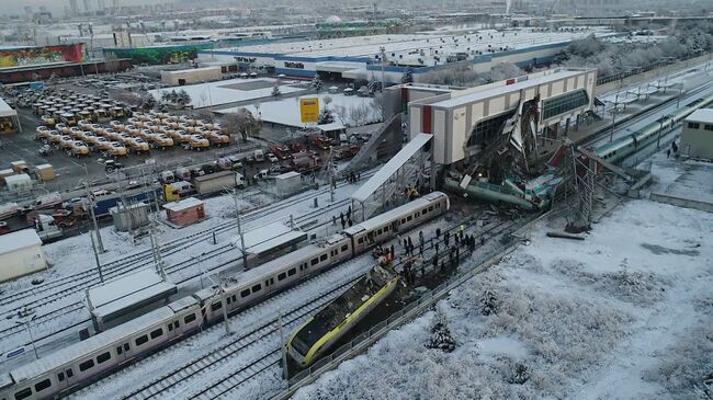 В Анкаре сошел с рельсов скоростной поезд. Кадры с места ЧП