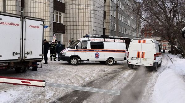 Автомобили оперативных служб у здания городской детской клинической больницы № 3 Перми