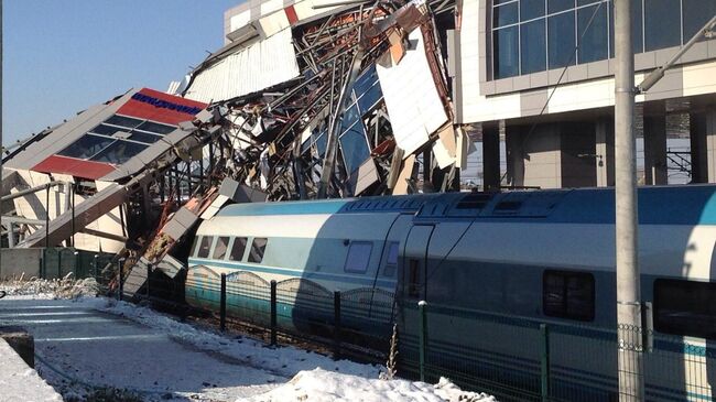 На месте крушения высокоскоростного поезда в Анкаре, Турция