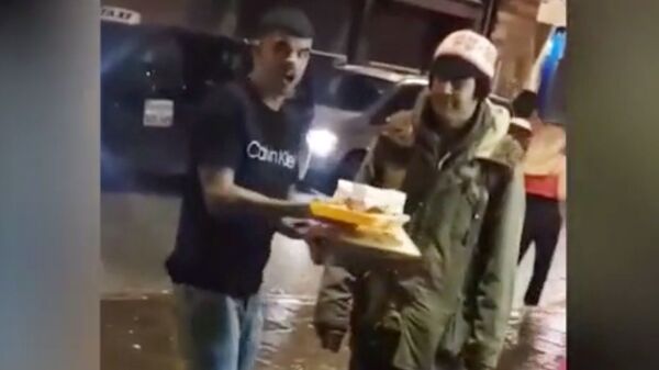 Стоп-кадр видео, на котором житель британского Дерби бросает еду в лицо бездомного
