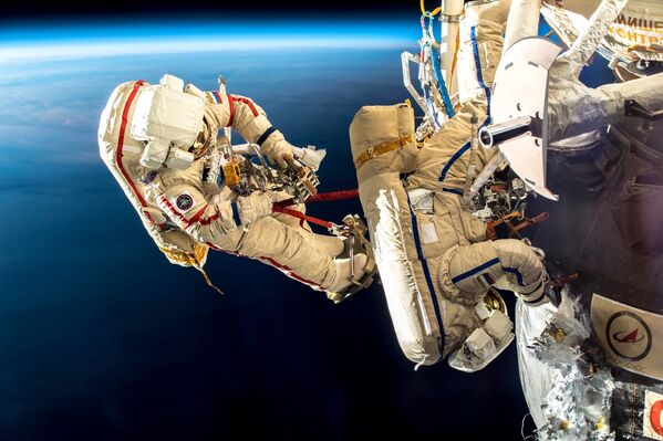 Выход в открытый космос космонавтов Роскосмоса Олега Кононенко и Сергея Прокопьева. 11 декабря 2018 год
