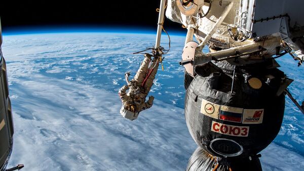 Выход в открытый космос космонавтов Роскосмоса Олега Кононенко и Сергея Прокопьева.