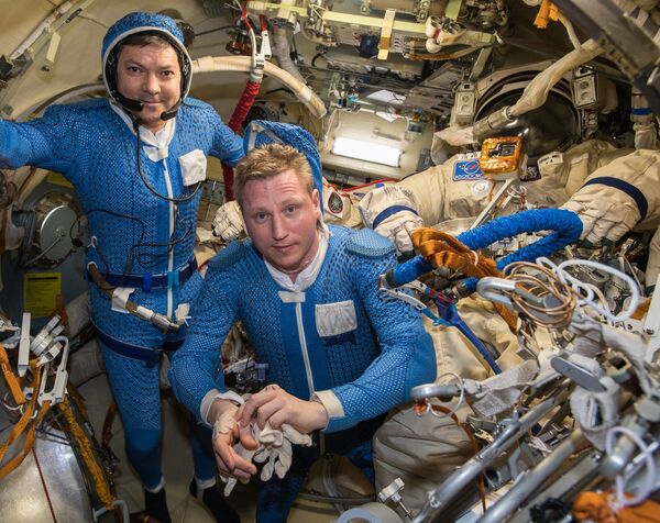 Космонавты Роскосмоса Олег Кононенко и Сергей Прокопьев перед выходом в открытый космос. 11 декабря 2018 год
