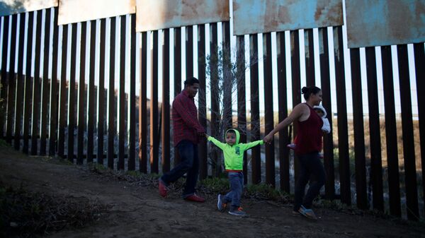 Мигранты, направляющиеся в США, на границе Мексики