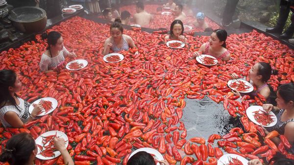 Участники конкурса по поеданию перца чили в Китае