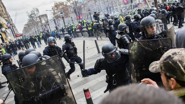 Сотрудники правоохранительных органов во время акции протеста участников движения автомобилистов желтые жилеты в Париже
