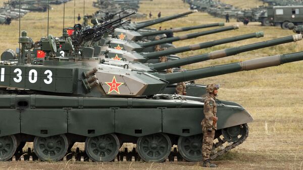 Боевые танки Type 99 Народно-освободительной армии Китая на забайкальском полигоне Цугол