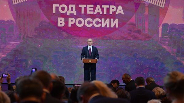  Президент РФ Владимир Путин выступает на церемонии открытия года театра во время посещения Российского театра драмы имени Ф. Волкова