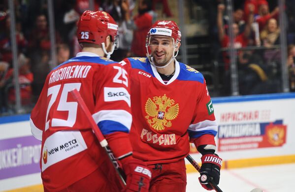 Хоккеисты сборной России Михаил Григоренко (слева) и Антон Слепышев