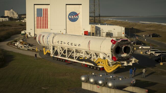 Ракета-носитель Antares на стартовой площадке космодрома на острове Уоллопс. 13 октября 2016