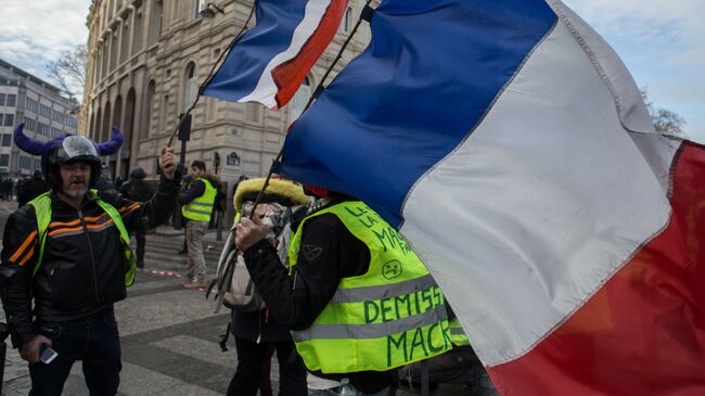 Акция протеста движения желтые жилеты в Париже