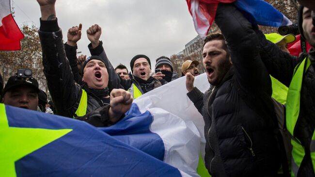 Акция протеста движения желтые жилеты в Париже