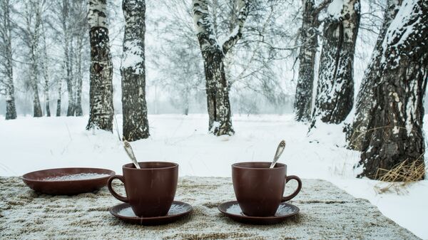 Две чашки на фоне зимнего пейзажа