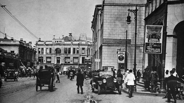 Москва в 1920-е годы. Первомайская улица (до 1918 г. - Мясницкая, с 1935 по 1990 г. - улица Кирова, ныне - снова Мясницкая). Вид от Лубянской площади.