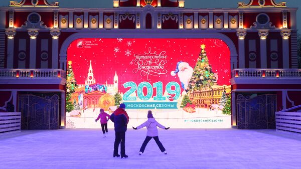 Посетители на фестивале Путешествие в Рождество в Москве. 14 декабря 2019