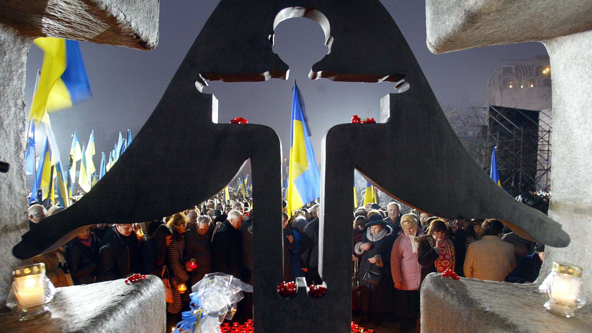 Люди зажигают свечи в день памяти жертв голодомора 1932-1933 годов на Украине  - РИА Новости, 1920, 16.12.2018