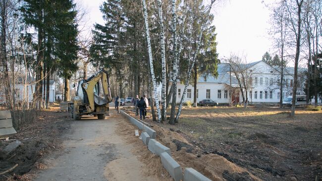 Ремонтные работы на территории больницы в городе Струнино