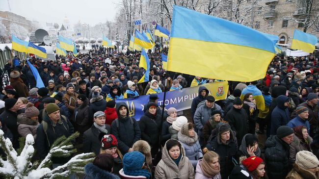 Украинские верующие рядом с Софийским собором в Киеве, Украина. 15 декабря 2018 