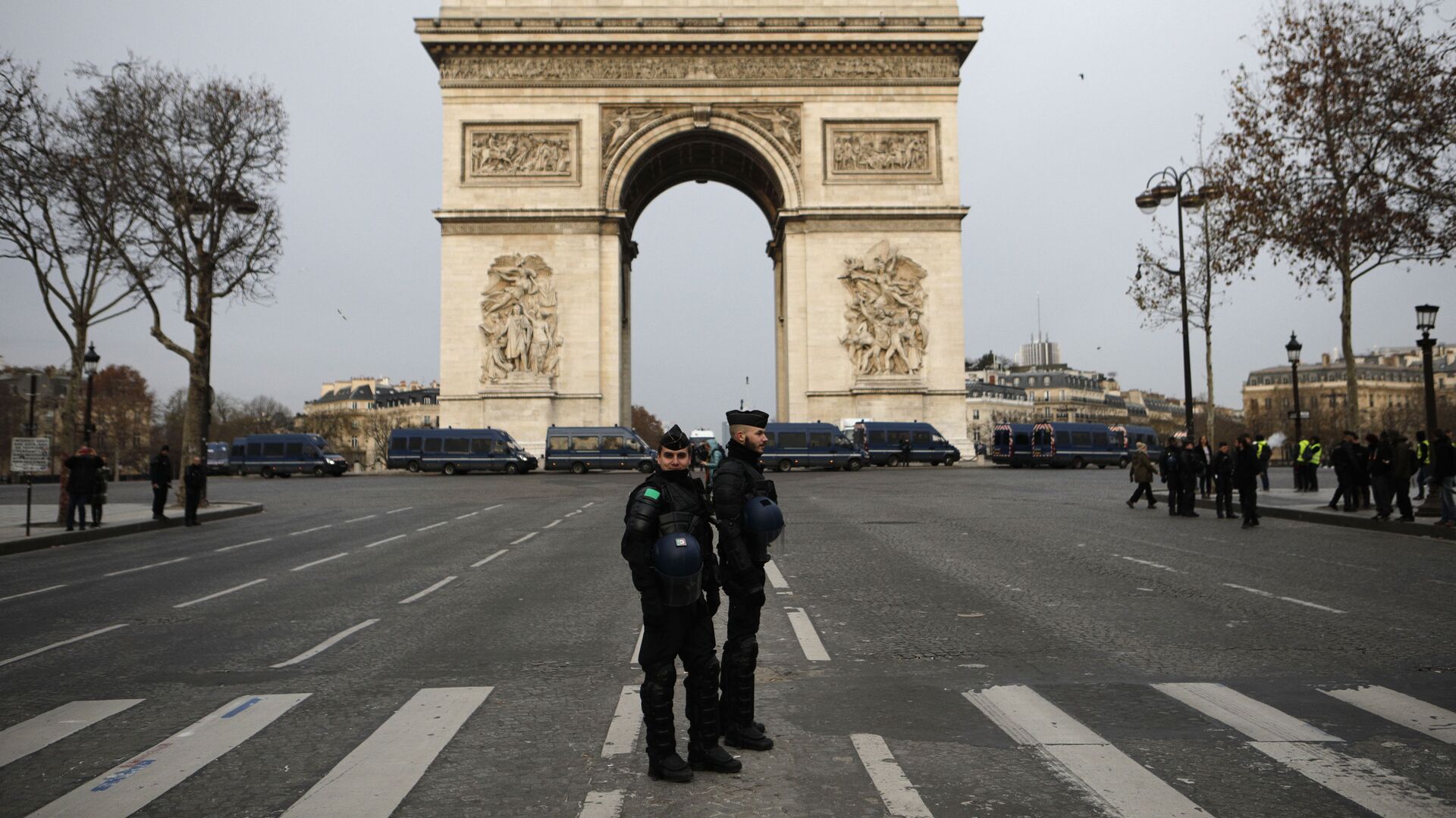 Полицейские на Елисейских полях в Париже, Франция. 15 декабря 2018 - РИА Новости, 1920, 09.03.2021