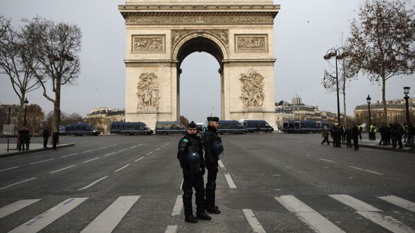 Полицейские на Елисейских полях в Париже